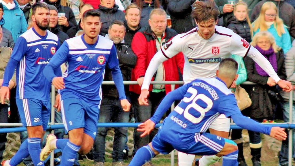 Fynn Otto (weißes Trikot) spielte im Viertelfinale des Landespokal beim SV Westerhausen über die vollen 90 Minuten.