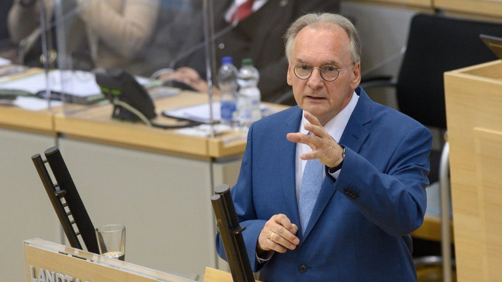 Reiner Haseloff (CDU), Ministerpräsident des Landes Sachsen-Anhalt, spricht im Plenarsaal des Landtages zu den Abgeordneten.