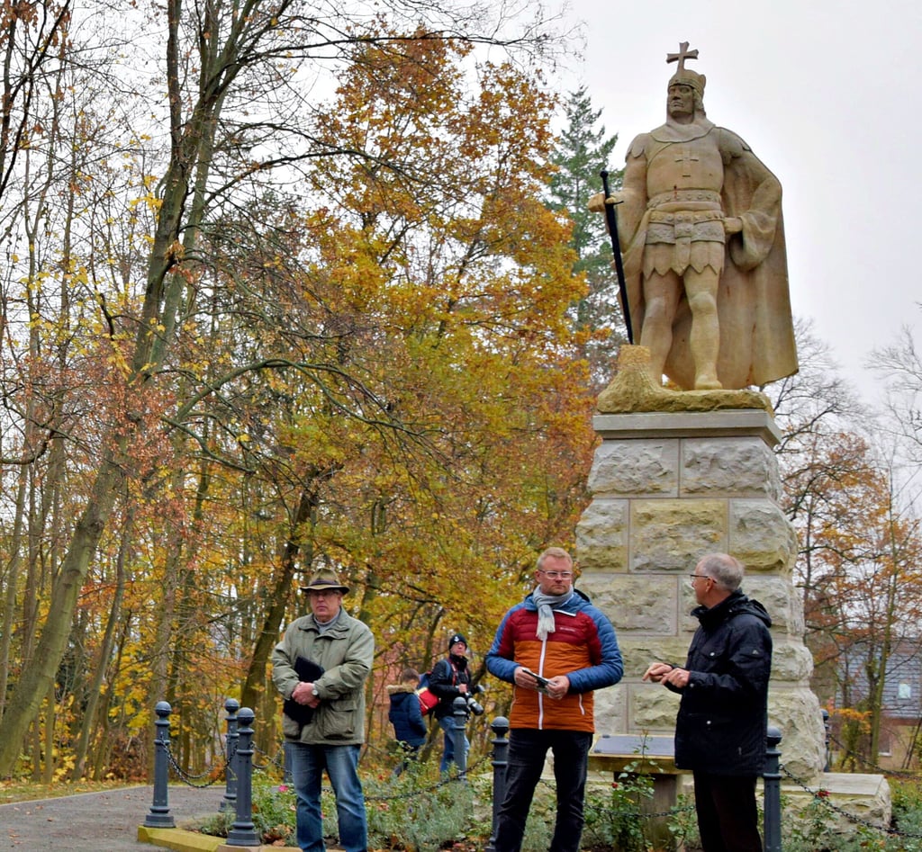 Rainer Lange vom Harzklub-Zweigverein, Bürgermeister Michael Knoppik und Klaus George, Regionalverbands Harz (v.l.), vor dem wiederhergestellten Albrechts-Denkmal