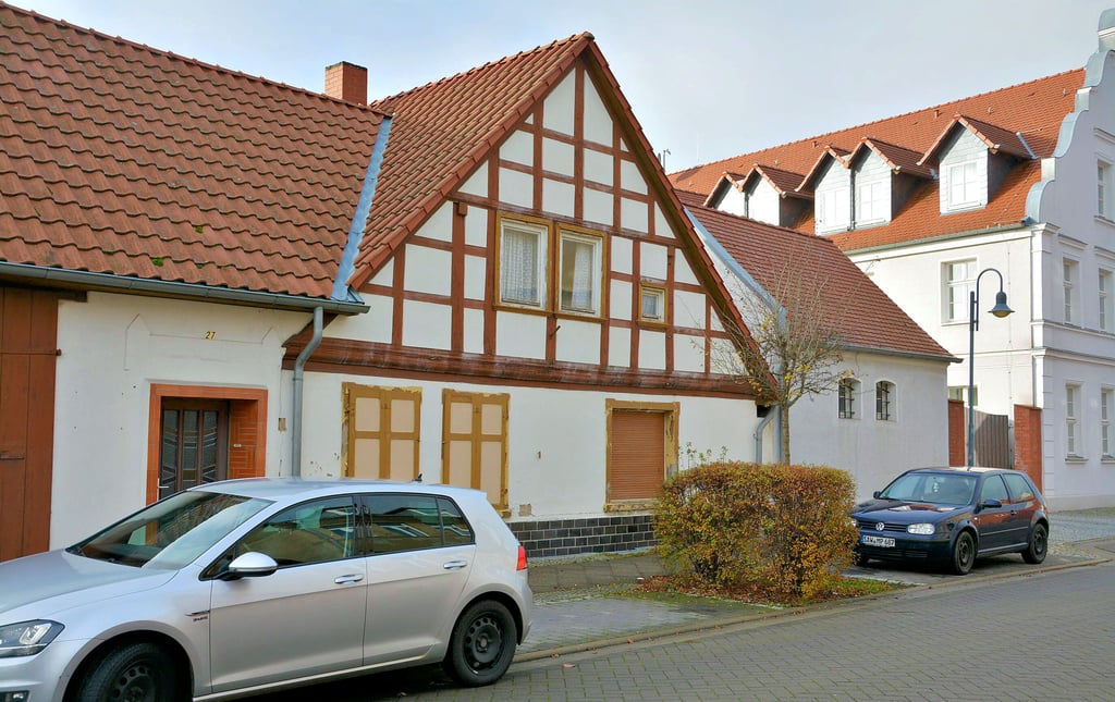 Das Gebäude an der Mittelstraße 27 in Klötze soll saniert und umgebaut werden. Angedacht ist, das Objekt als Archiv zu nutzen. Es könnte aber auch das Standesamt einziehen. Und vielleicht dient es auch den Senioren des VfB Klötze als Treffpunkt.