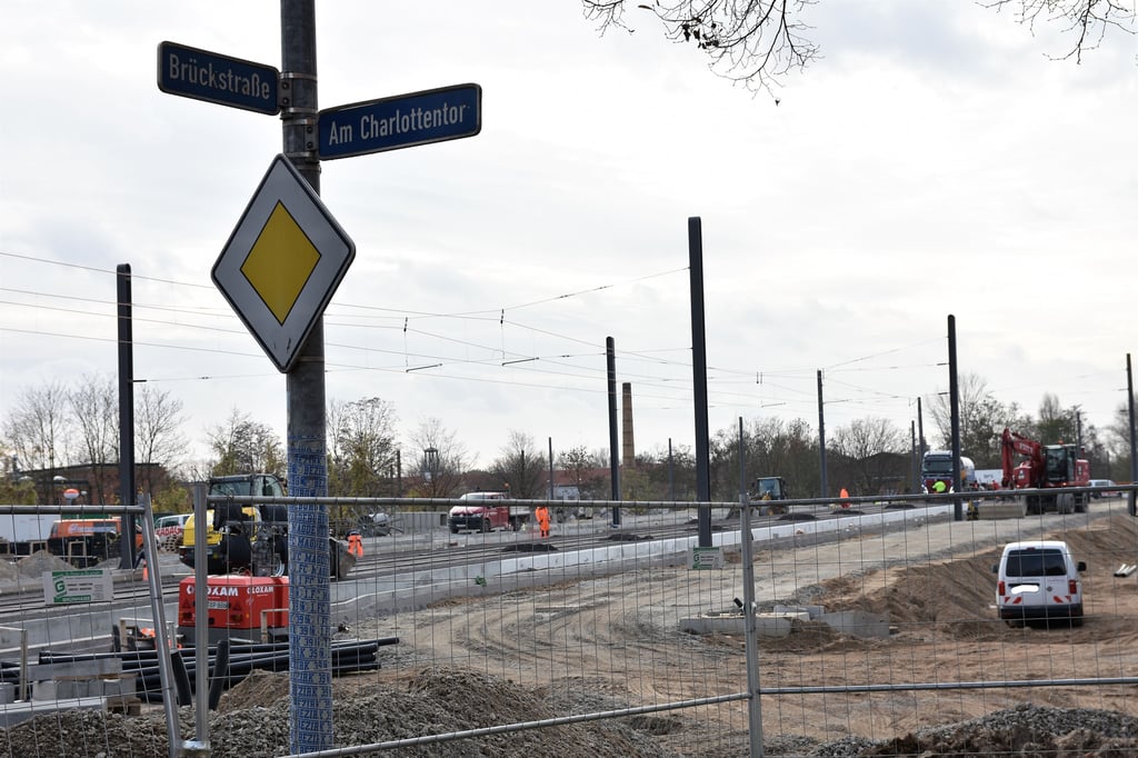 Großbaustelle an der Brückstraße in Magdeburg. Die Sperrung hat sich erneut verlängert.