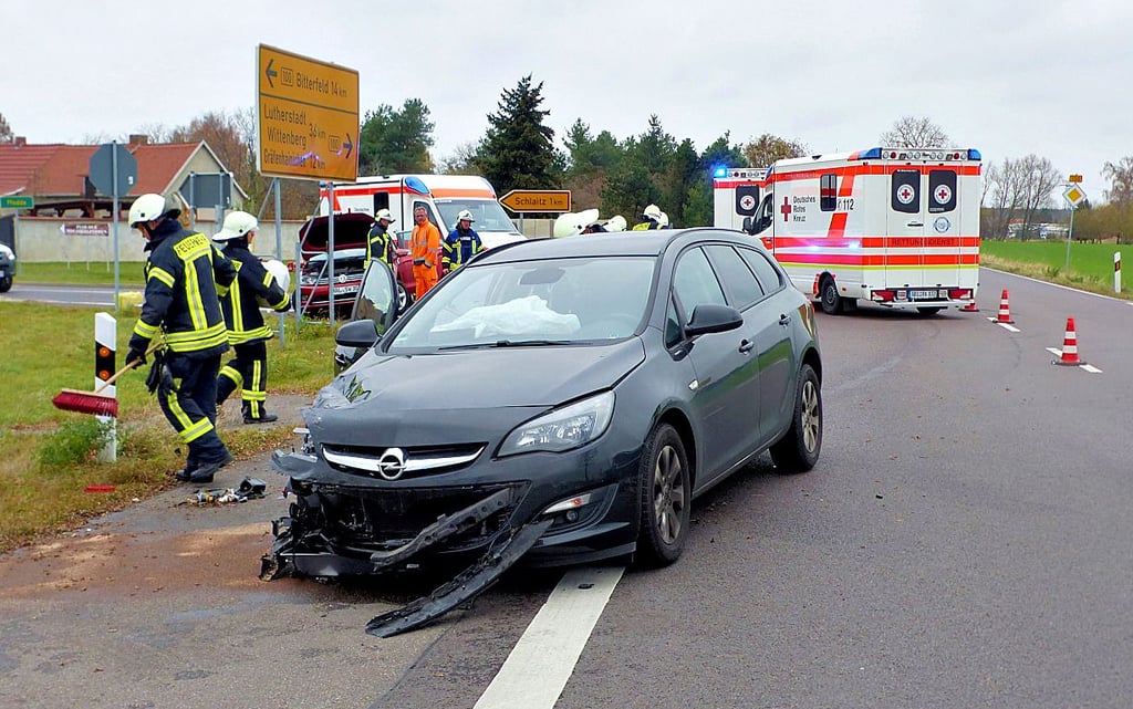 An der Kreuzung B 100 nach Schlaitz/Plodda sind zwei Autos kollidiert.