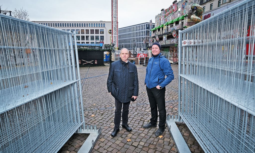 Thorsten Erlen (links) und André Grenzdörffer organisieren den „Winterzauber“ auf dem Hallmarkt - dank Umzäunung funktioniert dort 2G.