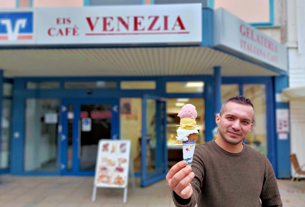 Ehab Kewan, Verkäufer im Eiscafé Venezia, bietet auch im November Kugeln in der Waffel und im Becher an.