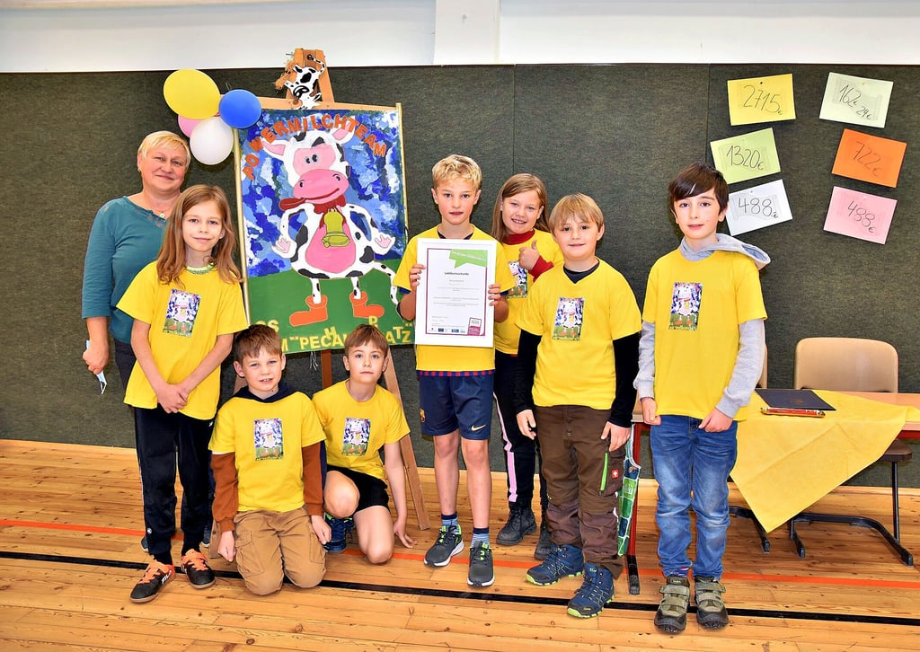 Für die Pausenmilch verantwortlich: die Jungen und Mädchen der Schülerfirma „Powermilchteam“ aus der Grundschule „Am Pechauer Platz“ gemeinsam mit Begleiterin Silvia Gaudian.