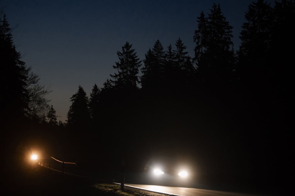 Zappenduster: Damit Autofahrer in der dunklen Jahreszeit sicher ankommen, sollten sie die Lichtanlage regelmäßig checken lassen.