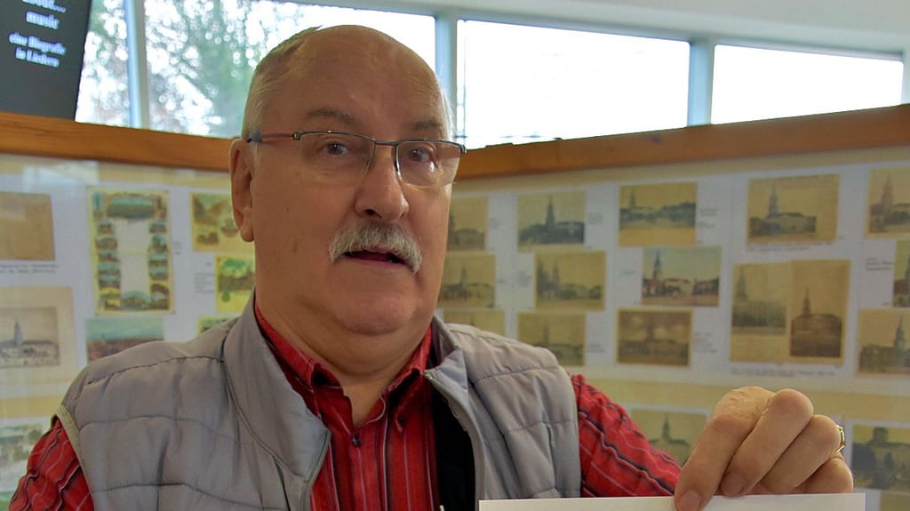 Briefmarkenfreund Karl-Heinz Kühn zeigt Sondermarken und Umschlag der Biberpost.