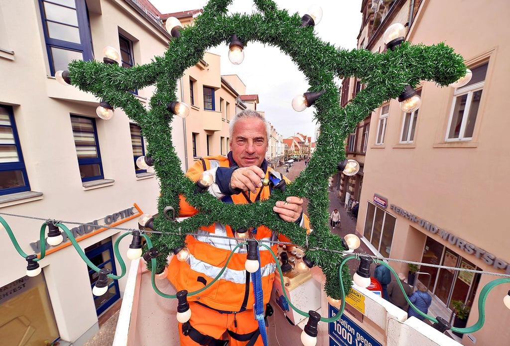 Wie in jedem Jahr hat Henry Holzknecht mit dem Hubsteiger der Midewa die Weihnachtsbeleuchtung in Köthens Innenstadt angebracht.