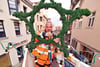 Wie in jedem Jahr hat Henry Holzknecht mit dem Hubsteiger der Midewa  die Weihnachtsbeleuchtung in Köthens Innenstadt angebracht. 