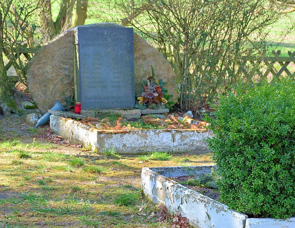 Der Wiepker Soldatenfriedhof soll restauriert werden. Die alten Einfassungen sind verwittert, der Zaun teils kaputt.