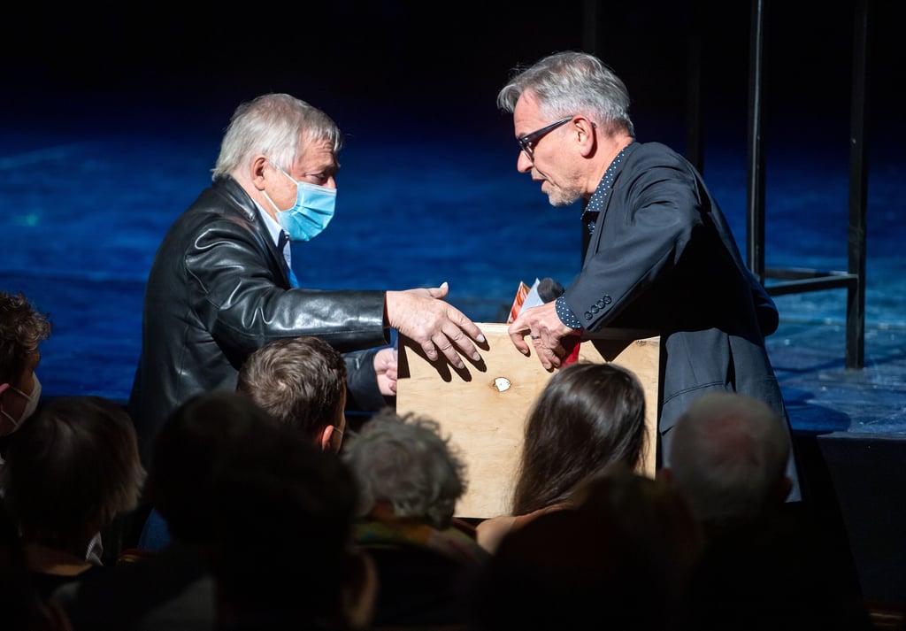 Oliver Reese (r.), Intendant des Berliner Ensembles, schenkt Wolf Biermann ein Stück des historischen Bühnenbodens, auf dem noch Helene Weigel stand.