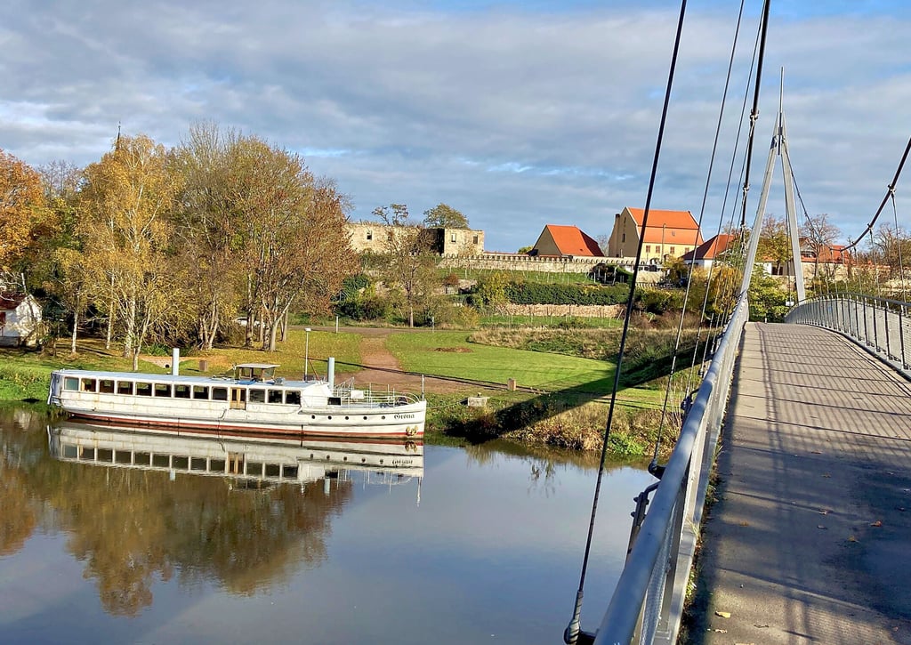 Das Gastronomieschiff „Gröna“ soll weiterhin unterhalb der Saale-Brücke im Dorf ankern und bekommt einen neuen Anstrich.