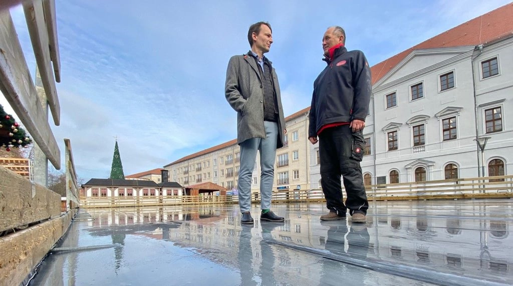 Hannes Wolf (li.) und Dirk Merkel auf dünnem Eis: Die neue Eisanlage wird derzeit aufgebaut.