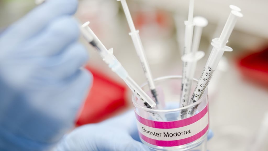 Eine medizinische Mitarbeiterin bereitet Booster-Impfungen mit dem Corona-Impfstoff von Moderna vor.