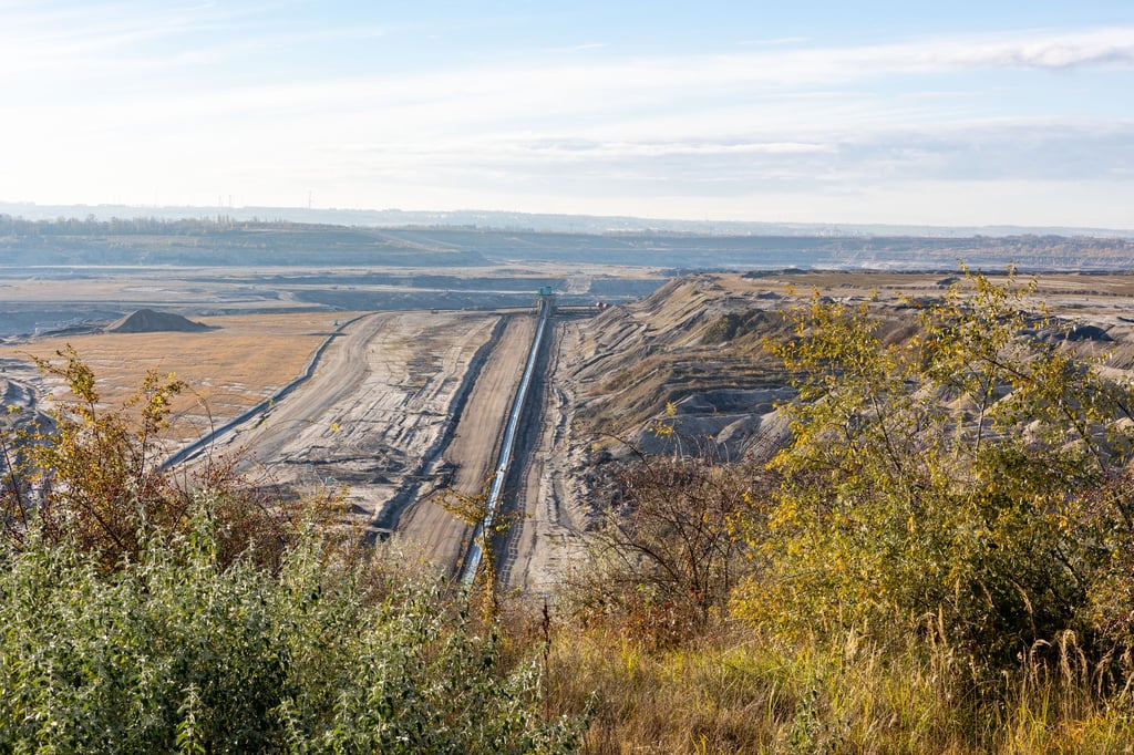 Weit schweift der Blick in den Mibrag-Tagebau vom Aussichtpunkt in Profen.