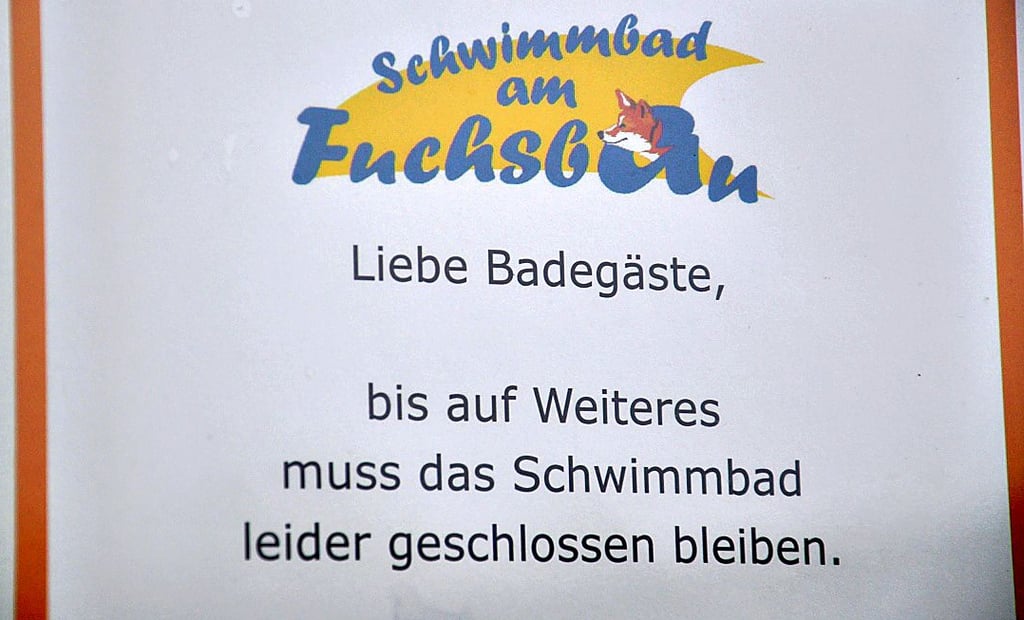 Bis auf Weiteres geschlossen: Diese Information an der Eingangstür des Bades wird dort den Jahreswechsel überdauern.