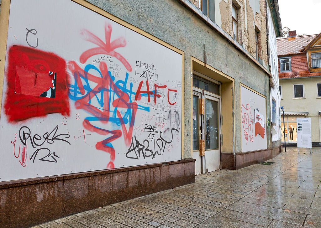 Die Schaufenster der Jüdenstraße 3 sind zugesperrt und unfreiwllig Leinwand für Schmierfinken.