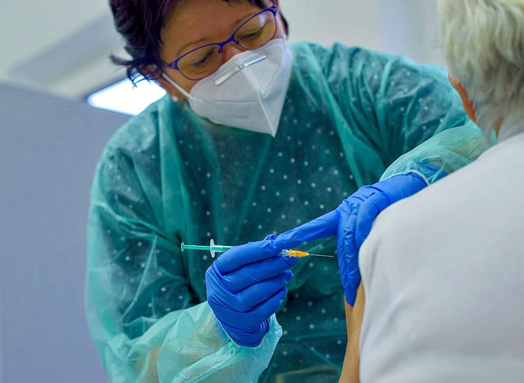 Januar 2021 im Impfzentrum Staßfurt: Die Corona-Impfkampagne lief an. Nun sollen Impfpunkte im Kreis eröffnen.