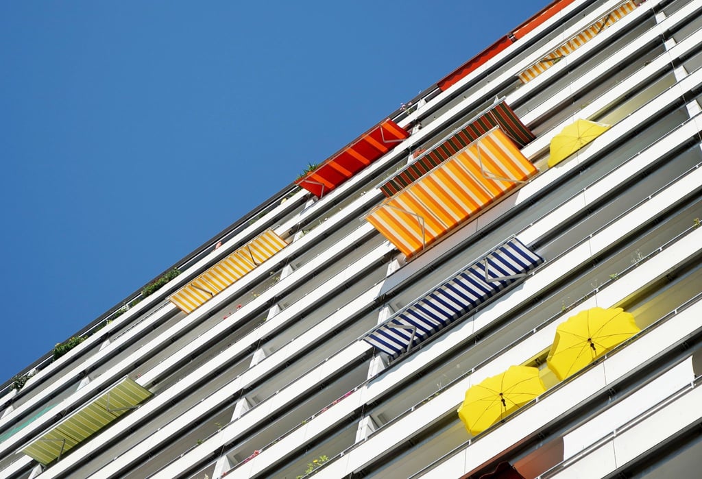 Sonnenschirme dürfen Mieter aufstellen. Bei Markisen brauchen sie die Erlaubnis der Vermieter.
