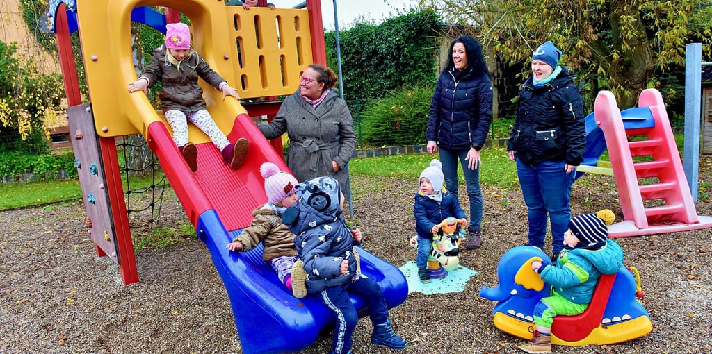 Sabrina Lippe (links) würdigte das Kita-Konzept. Susen Meißner (Mitte) und Melanie Pursche freuen sich mit den Kindern.