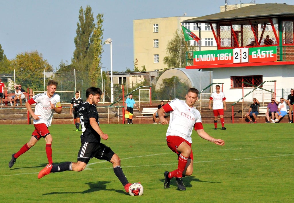 Einen eigenen Namen trägt das Stadion an der Barbarastraße, das Kunst- und Naturrasenplatz vereint, derzeit nicht. Kommt der Sponsoringvertrag zwsichen der Stadt Schönebeck und dem Sportanlagenbauer Keller Tersch aus Schönebeck aber zustande, könnte das Stadion schon bald „KTsport-Forum“ heißen.