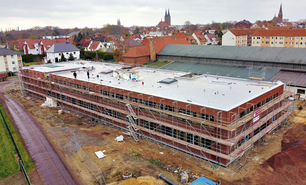 Der Neubau der Grundschule am Haferbreiter Weg in Stendal wächst. Im Sommer soll der Betrieb aufgenommen werden. Einen Namen hat sie noch nicht.