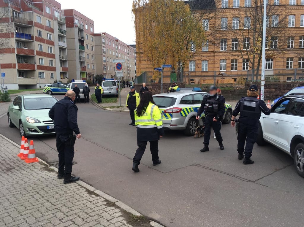 An der Grundschule Glaucha ist es zu einem Großeeinsatz der Polizei gekommen.