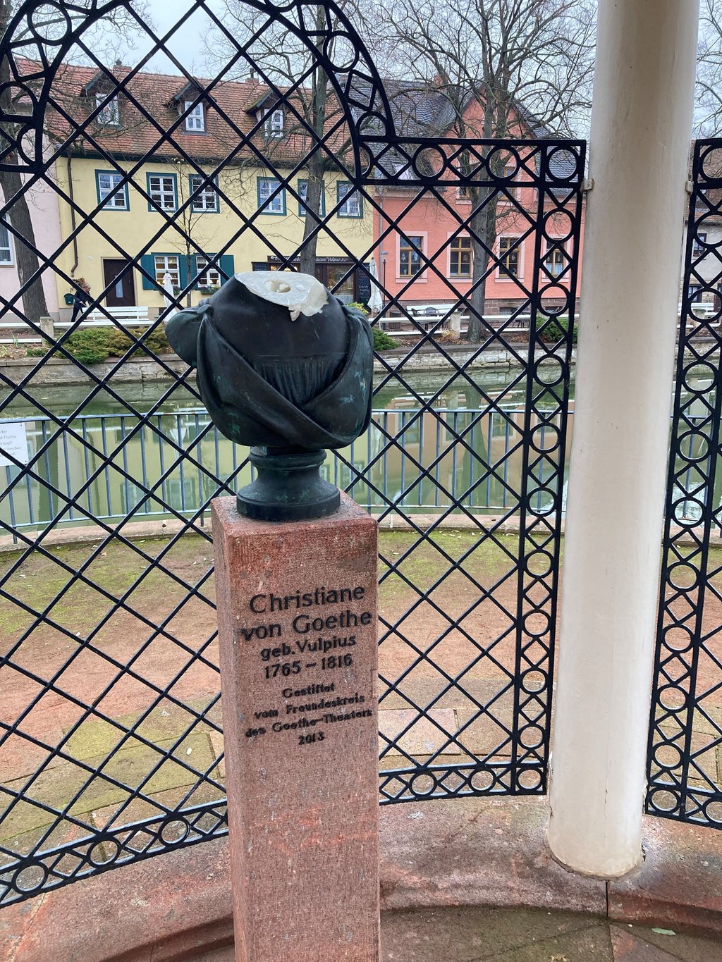 Die Porträtbüste der Christiane Vulpius im Kurpark in Bad Lauchstädt ist zerstört worden.