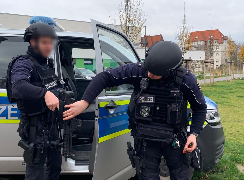 Polizisten im Einsatz an der Grundschule Glaucha