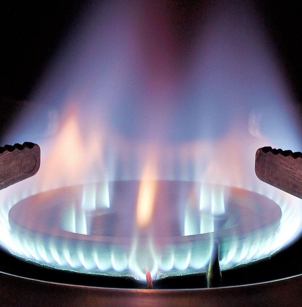 Die Gas- und auch Strompreise belasten immer mehr auch die privaten Haushalte. Experten rechnen damit, dass mit hohen Kosten noch bis Anfang des kommenden Jahres zu rechnen ist.