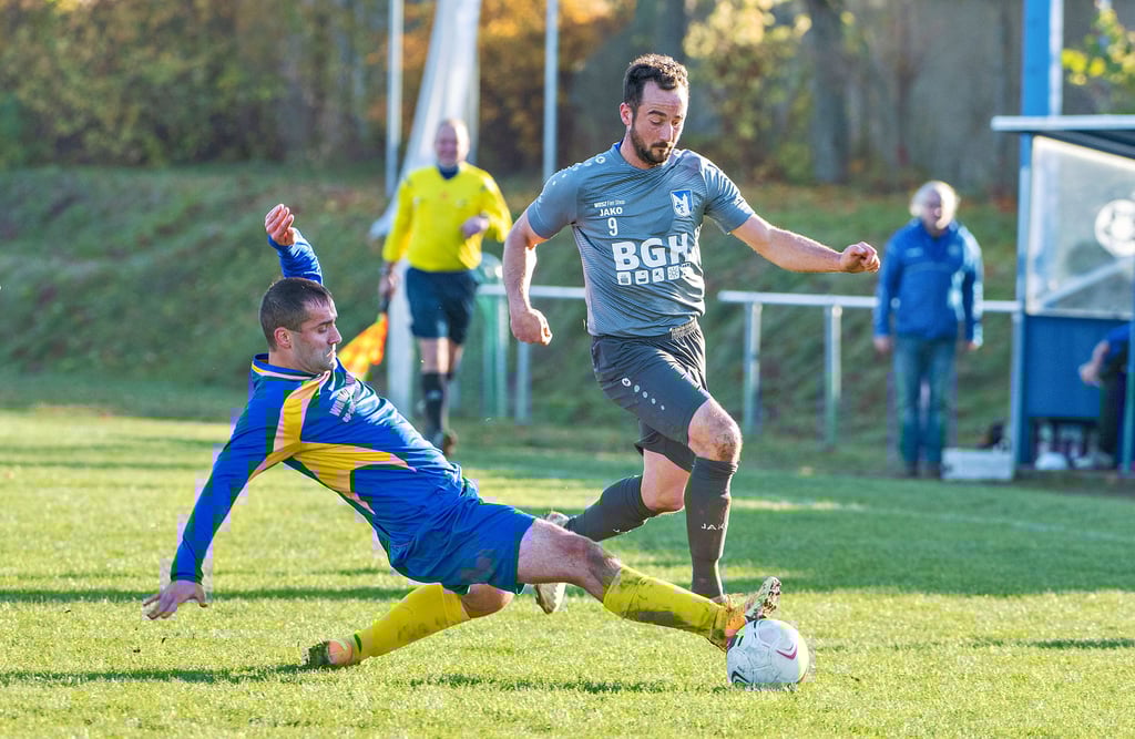 Kevin Gerber (r.) ist zuletzt mit den Bad Kösenern ins Burgenlandpokal-Viertelfinale eingezogen und war davor in der Kreisoberliga sechsfacher (!) Torschütze für die Kurstädter. Nun freut er sich aufs Topspiel gegen Nebra.