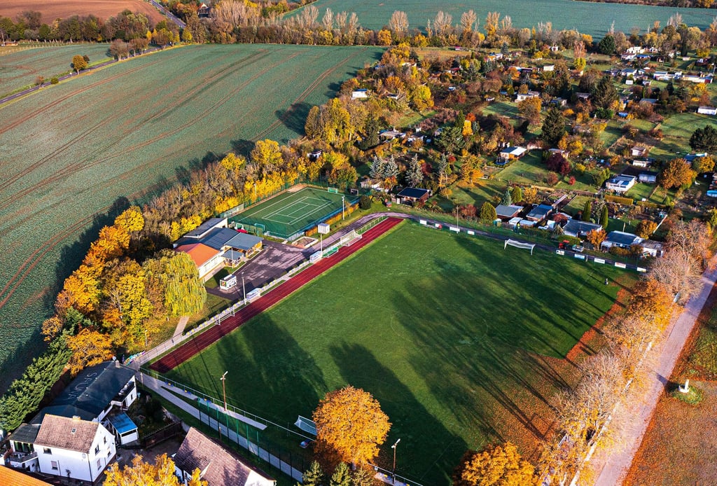 Der SV Plötzkau 1921 will im nächsten Jahr aufgrund des enormen Zulaufs an Kinder und Jugendlichen einen Kunstrasenplatz bauen. Er entsteht hochwassersicher auf einer Ackerfläche oberhalb des Tennisplatzes und der Gartensparte.
