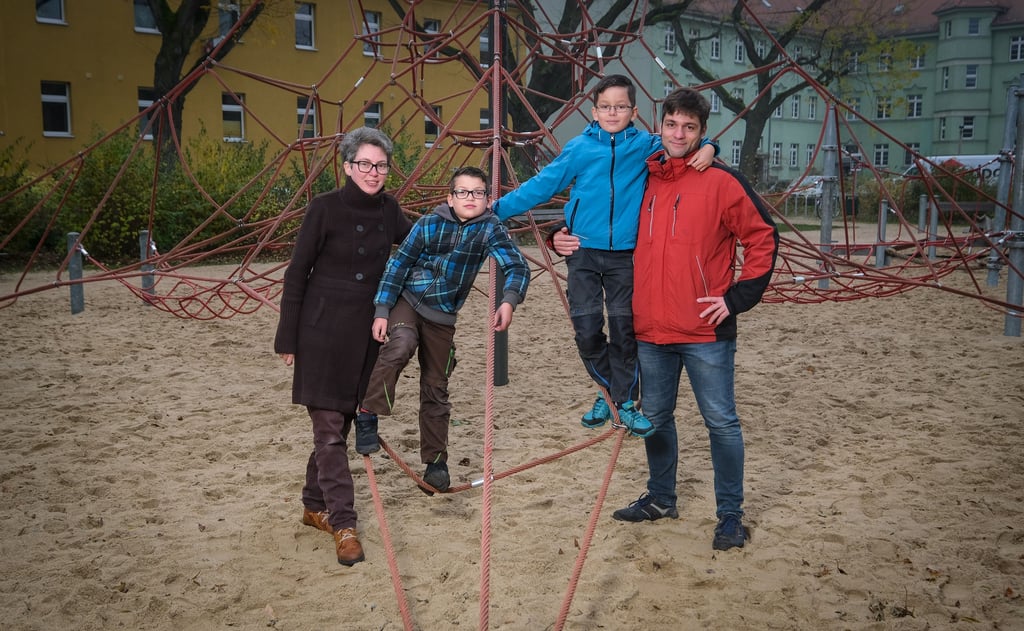 Leben in einer anderen Welt: Für die Eltern Theresia und Felix Stutzinger sowie Bruder Wilhelm steht vor allem Friedrich (2.v.r.) im Fokus.