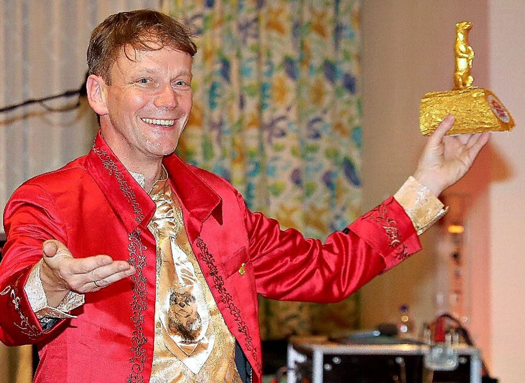 Holger Paech, der den Goldenen Otter als Engagementpreis 2015 initiiert hatte, mit der Trophäe, mit denen Bewohner vom Magdeburger Stadtteil Ottersleben ausgezeichnet werden.