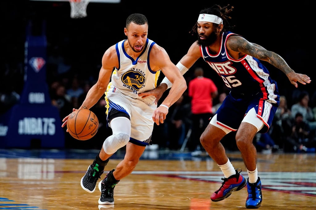 Erneut überragend: Stephen Curry (l) von den Golden State Warriors zieht an DeAndre' Bembry (r) von den Brooklyn Nets vorbei.