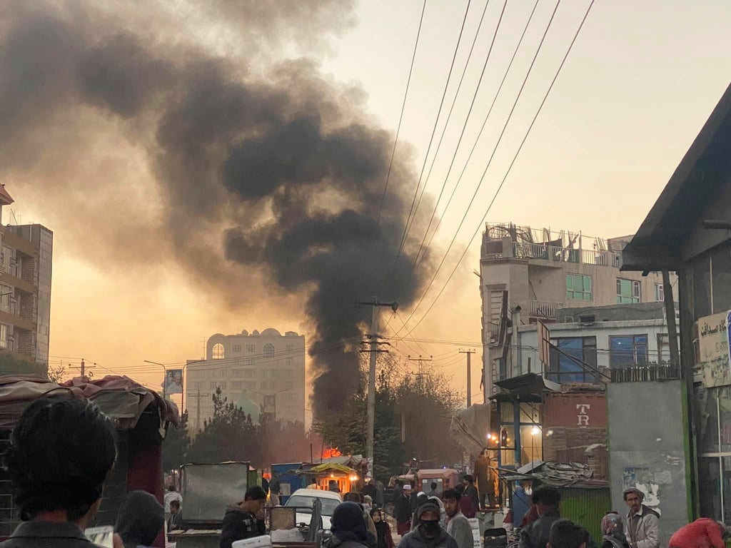 Rauch steigt nach einer Bombenexplosion vergangene Woche in Kabul in den Himmel auf. Rettungskräfte berichteten, dass eine Bombe in einem Kleinbus explodiert sei.