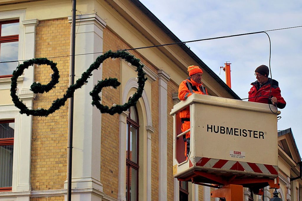 Frank Fuhrmeister (rechts) und Walter Sonderhoff vom Bauhof hatten gut zu tun, um die Innenstadt für die bevorstehende Adventszeit zu schmücken.