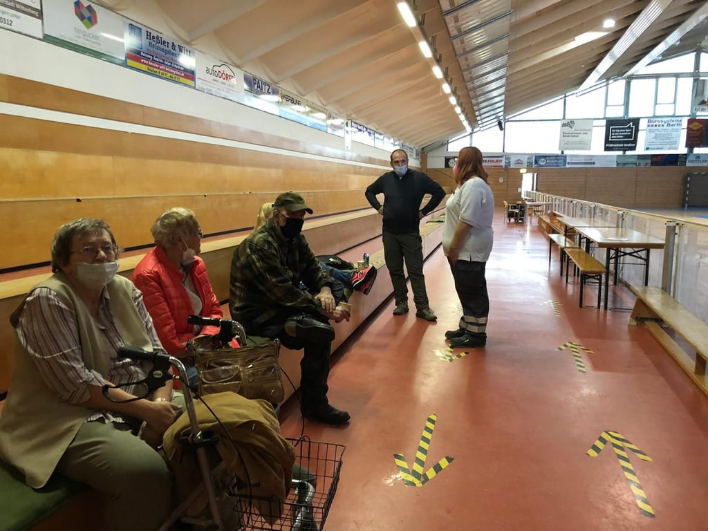 Evakuierte warten in der Stadthalle.