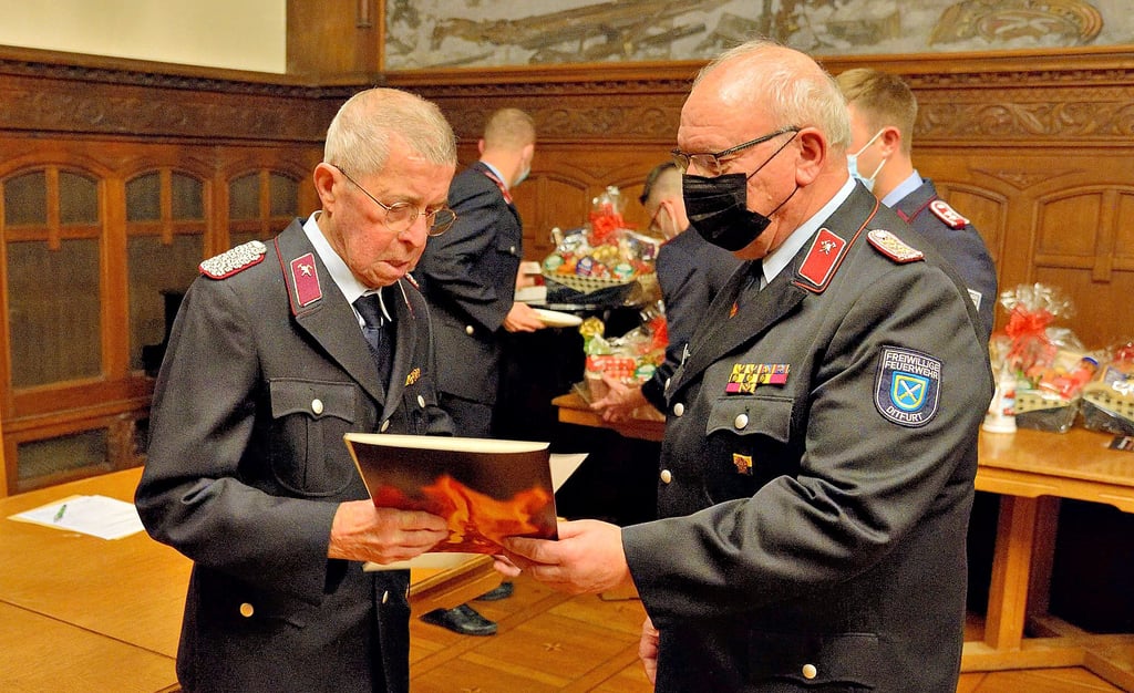 Helmut Müller vom Kreisfeuerwehrverband Altkreis Quedlinburg ehrt Achim Pätz (l.), der seit 70 Jahren Mitglied der Feuerwehr ist.