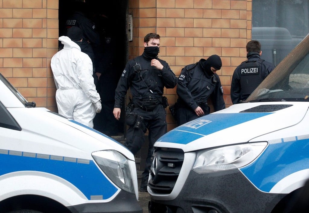 Polizisten durchsuchen während einer großen Drogenrazzia im Oktober ein Haus. In Nordrhein-Westfalen wurden insgesamt elf Objekte in mehreren Städten durchsucht.