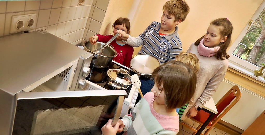 Das gemeinsame Kochen macht den Kindern Spaß.