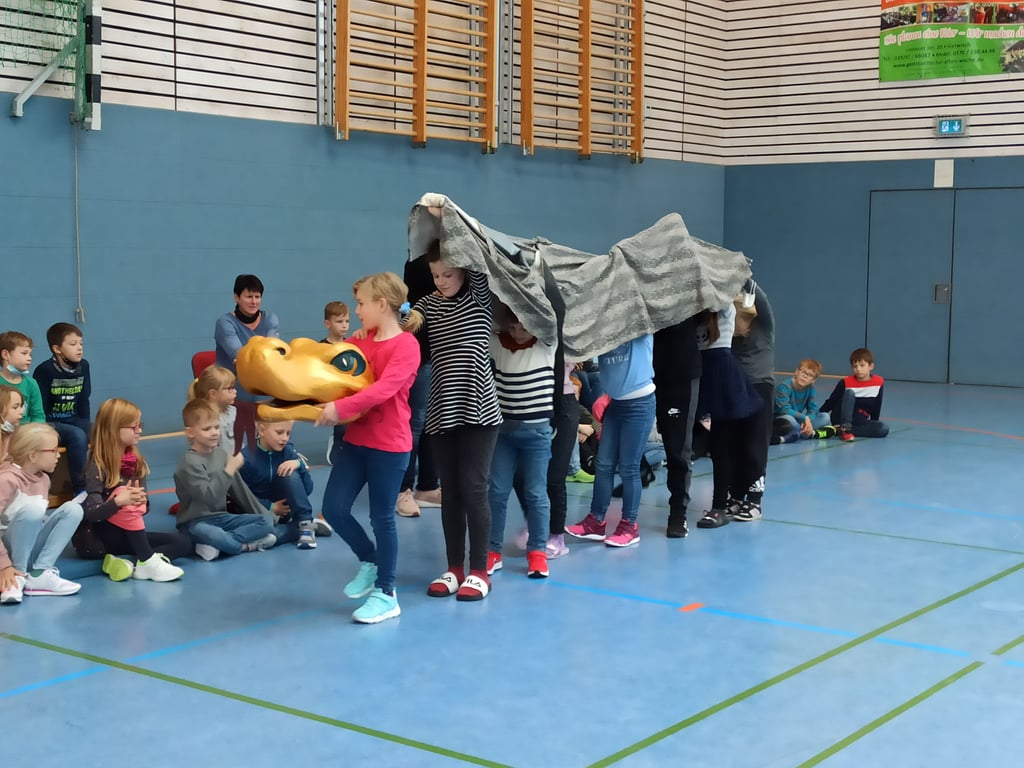 Vor der großen Schlange, dem Ungeheuer, muss sich Pamino auf seiner Reise in Acht nehmen.