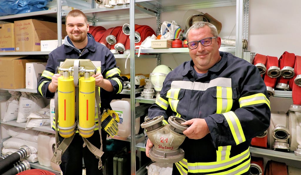 Der Ortswehrleiter der Freiwilligen Feuerwehr Grunautal, Maik Frenzel (rechts), und der künftige Jugendwart, Dominik Mönch, im Feuerwehrgerätehaus in Göthewitz.