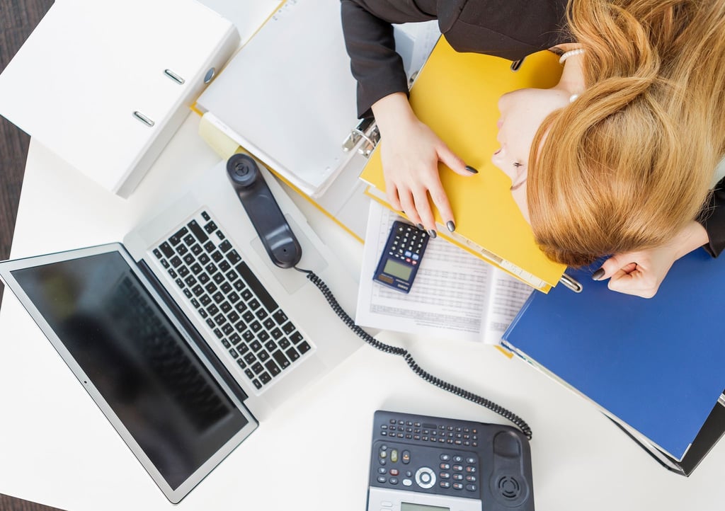 Die Arbeit stapelt sich? Die Gründe dafür können vielfältig sein. Oft hilft ein Gespräch mit der Führungskraft.
