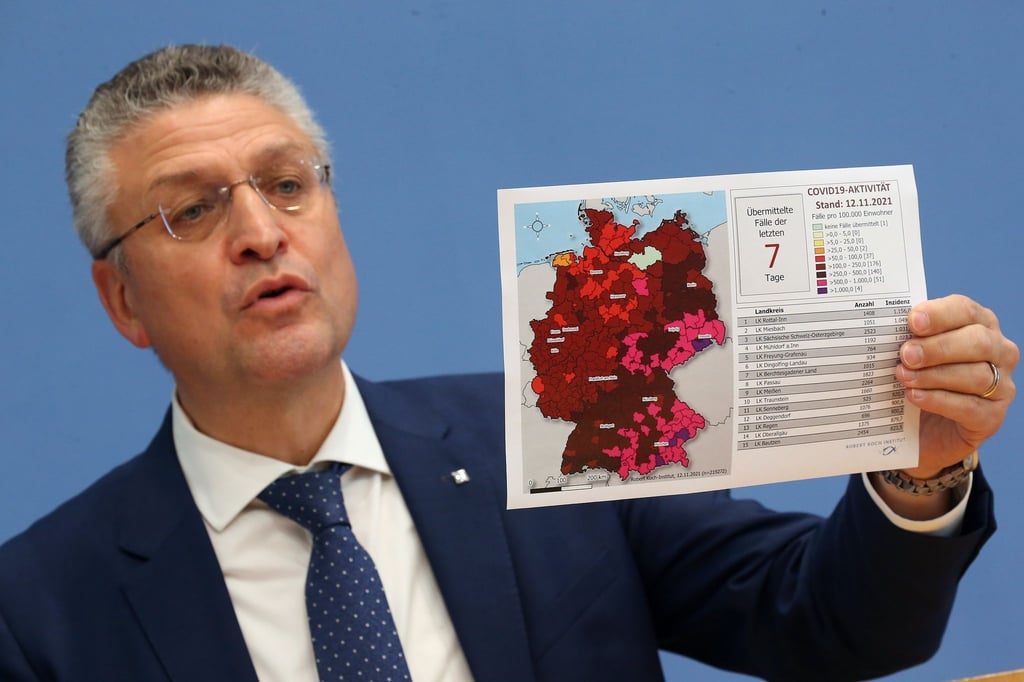 Lothar Wieler, RKI-Präsident, stellt vor der Bundespressekonferenz eine Grafik mit den neuesten Corona-Zahlen vor.