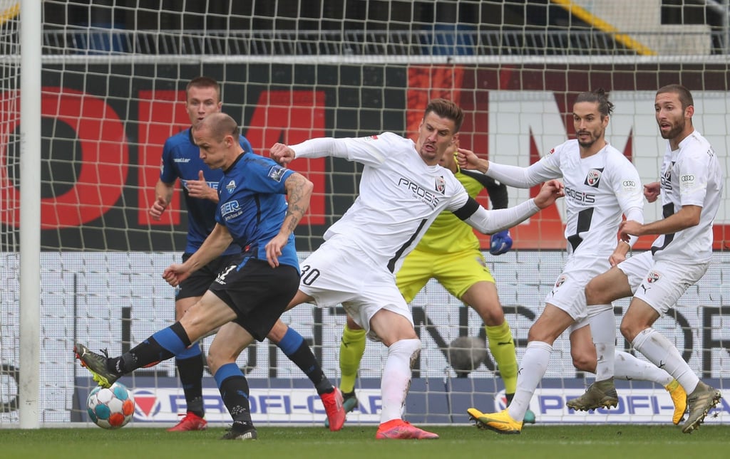 Sven Michel (l) brachte Paderborn gegen Ingolstadt in Führung.