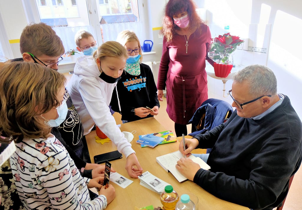 Wer ein Buch kauft, wie in diesem Fall Sarah Abt (3. v. r.), bekommt es von Ulli Potofski auch persönlich signiert.