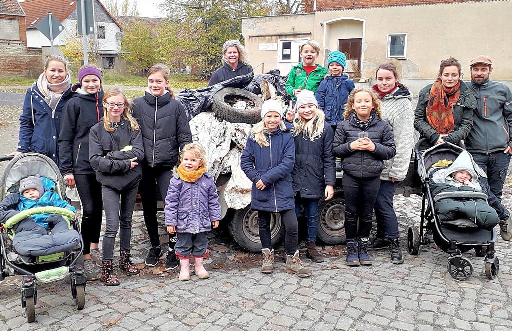 Einen ganzen Anhänger voller Müll und Unrat sammelten die Bregenstedter bei ihrem herbstlichen Einsatz für die Natur.