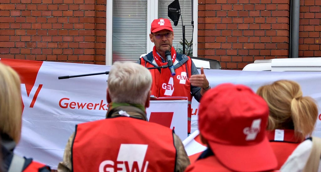 Volker Thiele, Vorsitzender des Kreisverbandes Börde der Gewerkschaft für Erziehung und Wissenschaft, kündigt einen Warnstreik an Schulen im gesamten Landkreis an.