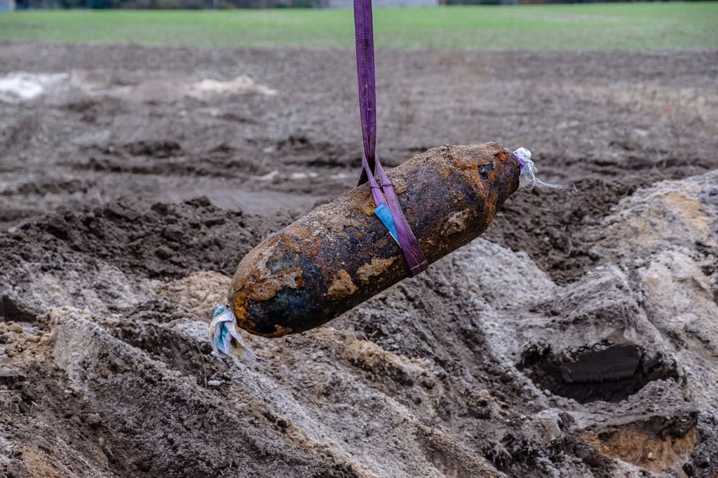 Die Bombe wird nach der Entschärfung gehoben und abtransportiert.